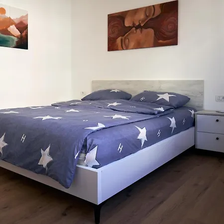 Central Beach Apartment * Sarandë